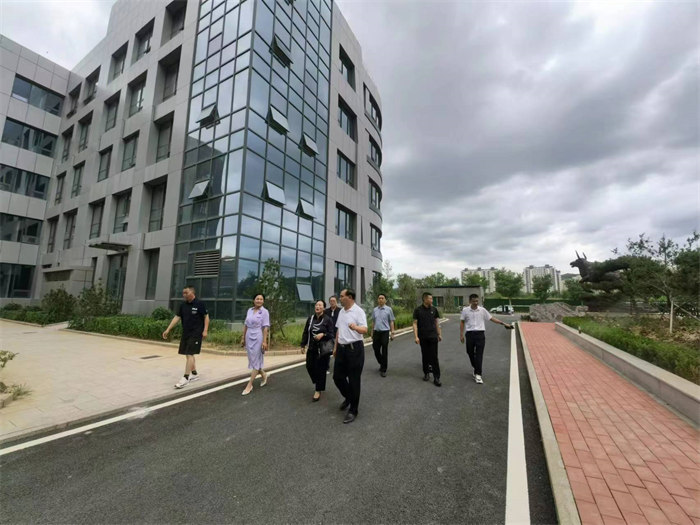 重慶市武隆區(qū)經(jīng)信委、鄉(xiāng)村振興局、環(huán)保局及鴨江鎮(zhèn)、平橋鎮(zhèn)、長壩鎮(zhèn)等有關(guān)部門領(lǐng)導(dǎo)蒞臨勁牛集團(tuán)考察指導(dǎo)。