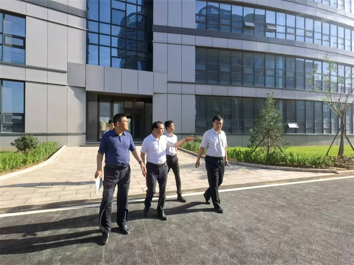 集團(tuán)董事長張子毅對勁牛生物園進(jìn)行介紹