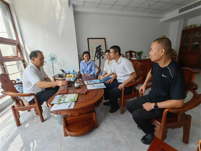 通過(guò)座談，雙方就村企共建新模式進(jìn)行了深入探討